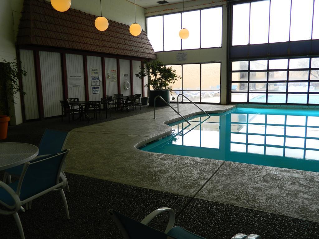 Howard Johnson Plaza Kansas City Hotel & Conference Center Exterior photo